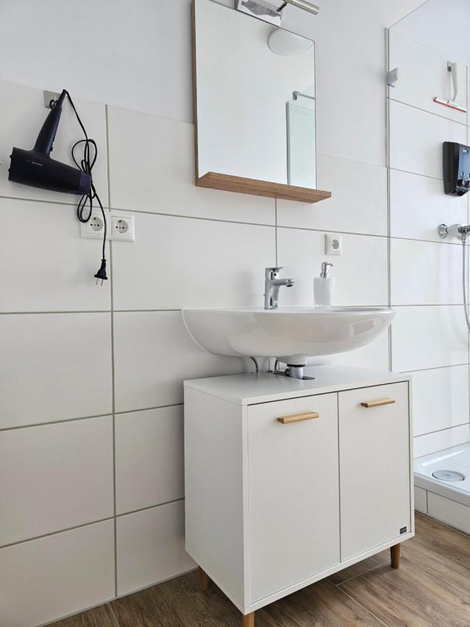 Schoene Grosse Ferienwohnung 79M2 Und 2 Baeder, Zentrumnah, 2Og Erfurt Esterno foto