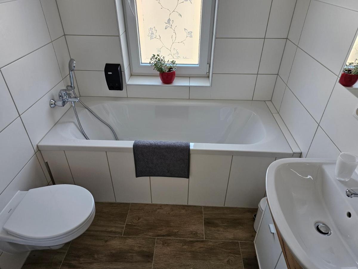 Schoene Grosse Ferienwohnung 79M2 Und 2 Baeder, Zentrumnah, 2Og Erfurt Esterno foto