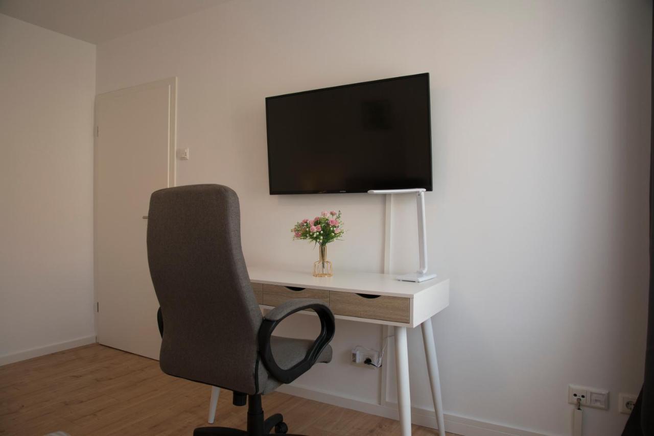 Schoene Grosse Ferienwohnung 79M2 Und 2 Baeder, Zentrumnah, 2Og Erfurt Esterno foto